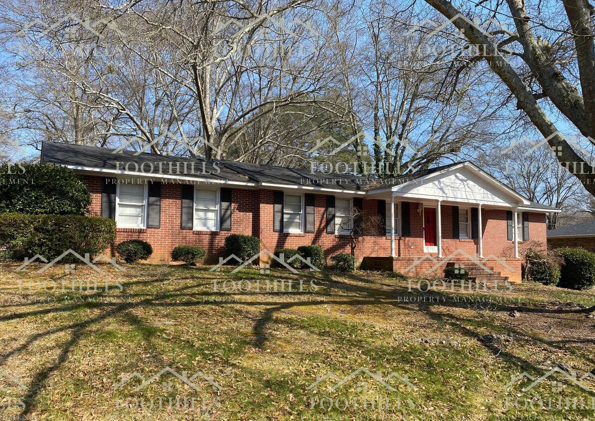 Foto principal - Charming 3BR/2BA Brick Home with Bonus Roo...