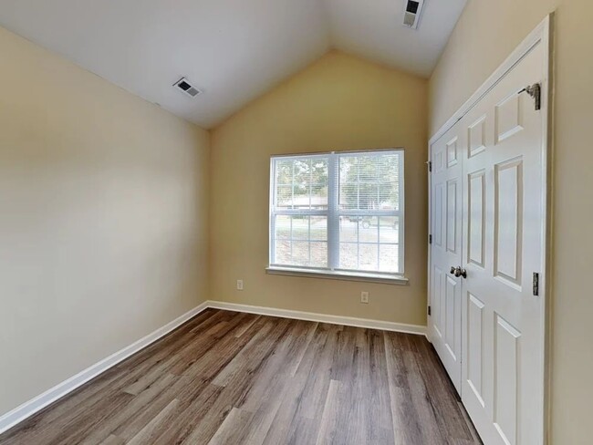 Building Photo - 2205 Centergrove Rd