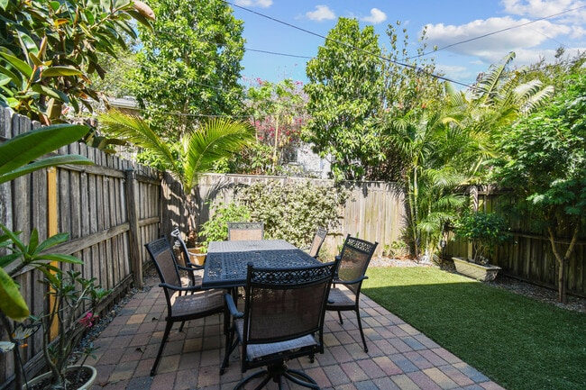 Foto del edificio - 97 Davis Blvd