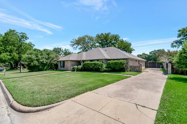 Building Photo - 2101 Oak Bluff Dr
