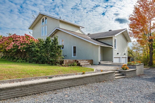 Building Photo - 1238 Barnwell Crescent