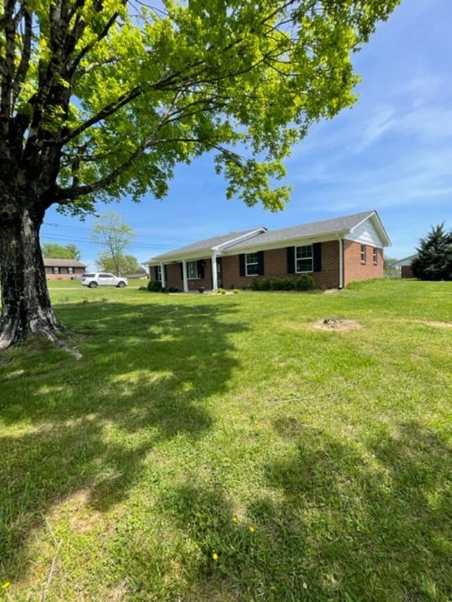 Building Photo - Maryville 37801 - 3 bedroom, 1.5 bath one level hime - Contact Debra Johnson (865) 591-8281