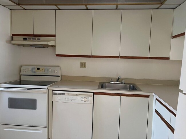 Building Photo - 7925 Colony Cir S