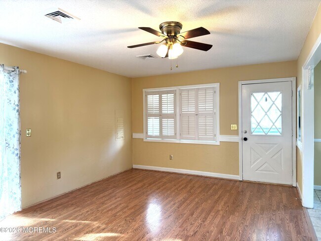 Building Photo - 931 Cypress Ave