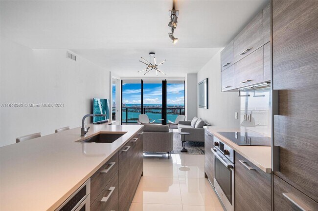 Foto del edificio - 650 NE 32nd St