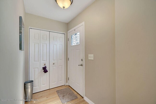 Building Photo - 571 Constable Pl