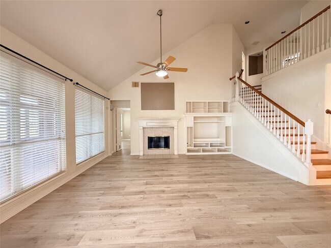 Building Photo - 1528 Mesa Verde Dr