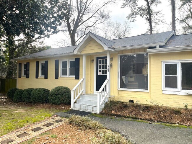 Foto del edificio - Adorable 3BR / 2BA Brick ranch situated on...