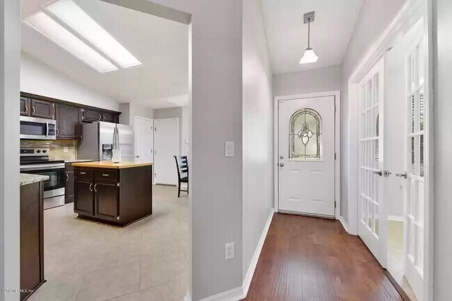 Foto del edificio - 8563 Wyndhurst Dr