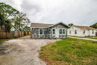 Building Photo - 226 SW Lincoln Cir N