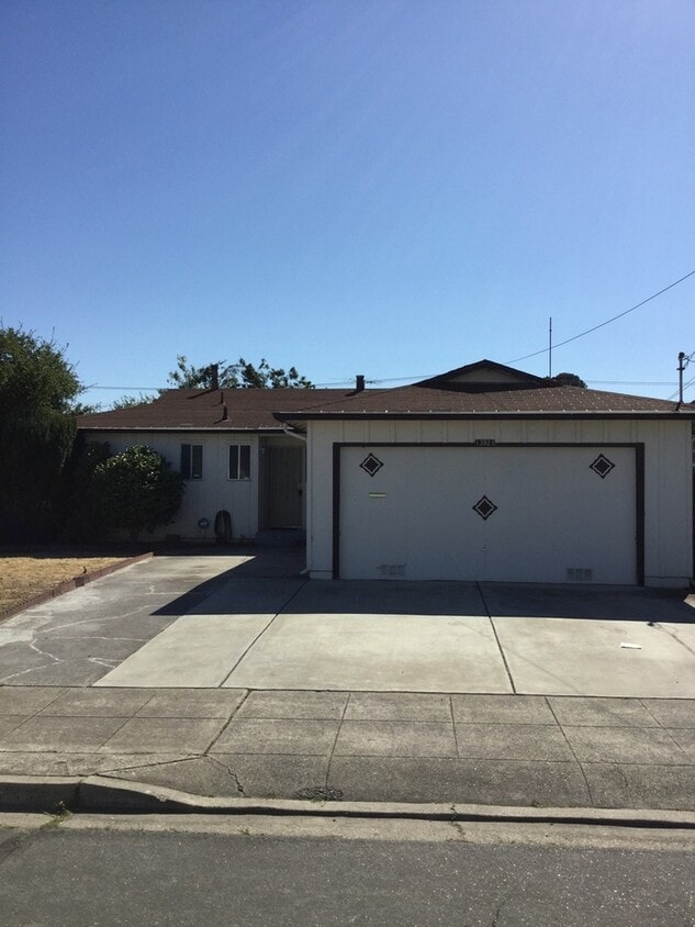 Primary Photo - 3 Bedrooms 2 Bathroom