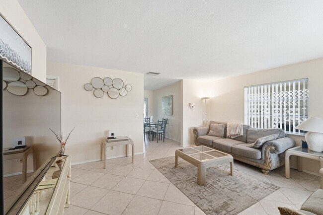 Foto del edificio - 220 Leisure Blvd