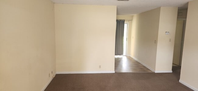 Building Photo - 303 Oleander Dr
