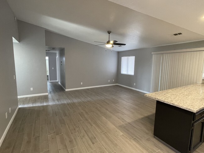 Foto del edificio - 2800 E Valley Oaks Dr