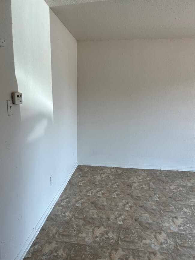 Building Photo - 9414 Heno St