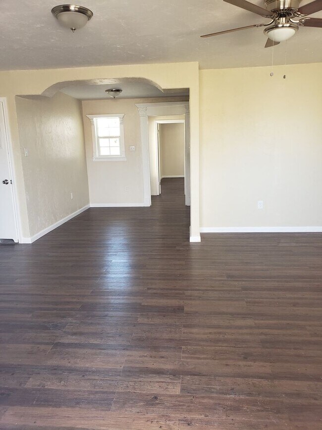 Foto del edificio - Handyman Special $0 First Month's Rent / “You fix, you SAVE BIG!!” Contact Mayshell for details: ...