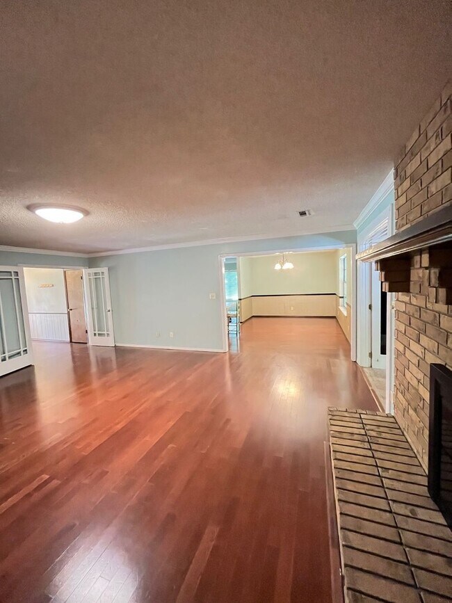 Building Photo - 4 bedrooms and 2 bath home, mature neighborhood, garage, well built and clean