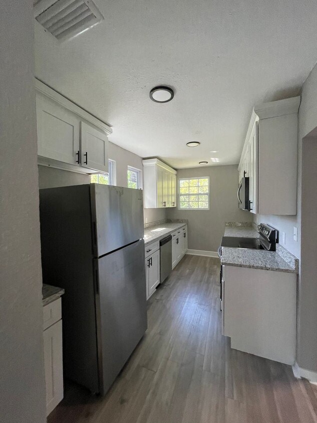 Foto principal - Charming Upstairs 2/1 - Available Now!