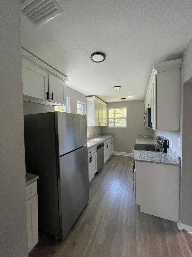Charming Upstairs 2/1 - Available Now! - Charming Upstairs 2/1 - Available Now! Apartment
