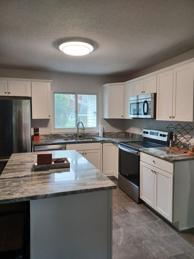 Foto del edificio - Beautifully renovated home in Birchwood Gardens