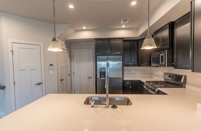 Building Photo - 100 Matisse Pl