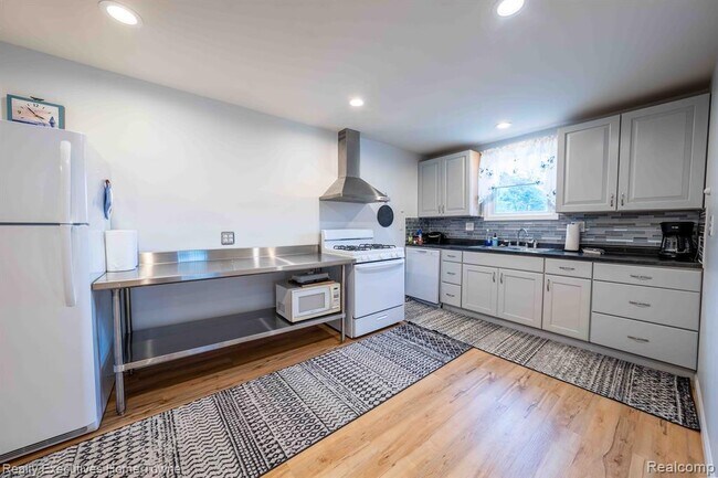 Foto del edificio - 7961 Lakeshore Rd