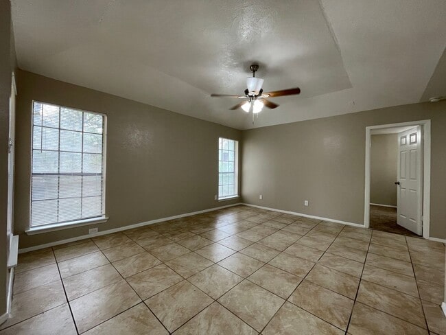 Building Photo - AVAILABLE NOW 2 BED 2 BATH APARTMENT IN EU...