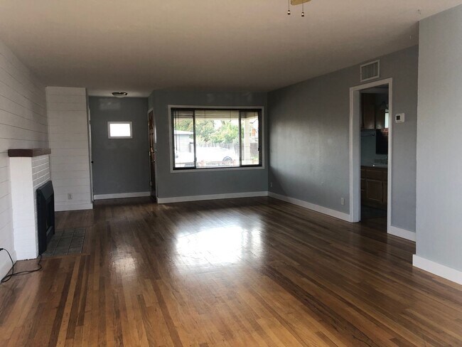 Building Photo - Charming Home w/ Large Yard - Available SOON