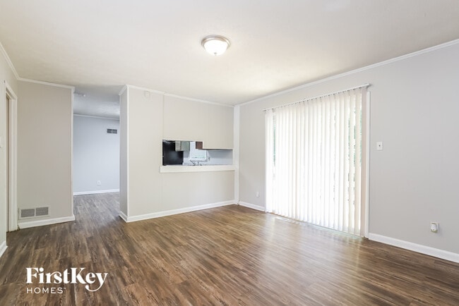 Building Photo - 818 Hillside Dr