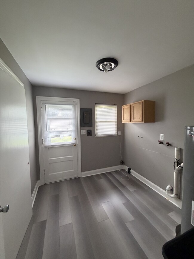 Building Photo - 1828 Upper Hunters Trace
