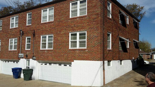 Garages - 6230 Loughborough Ave