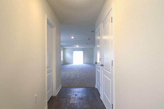 Foto del edificio - For Rent- 2nd month FREE Rent