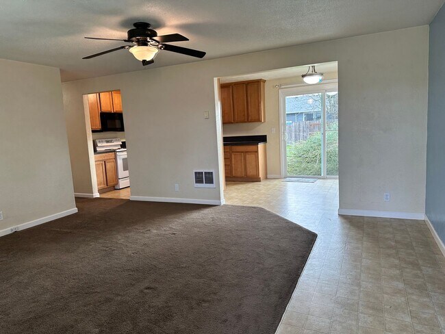 Foto del edificio - Cute 3 Bedroom, 1.5 bath home with 2 car g...
