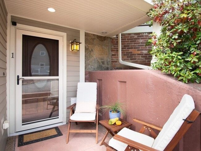 Building Photo - 10 Symmes St