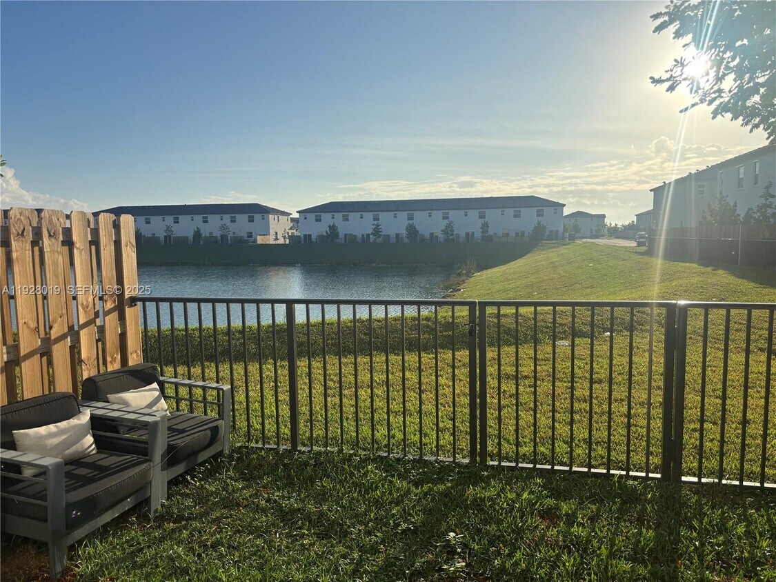 Building Photo - 2833 SE 25th Ave