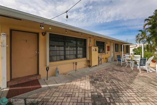 Building Photo - 805 NE 40th St