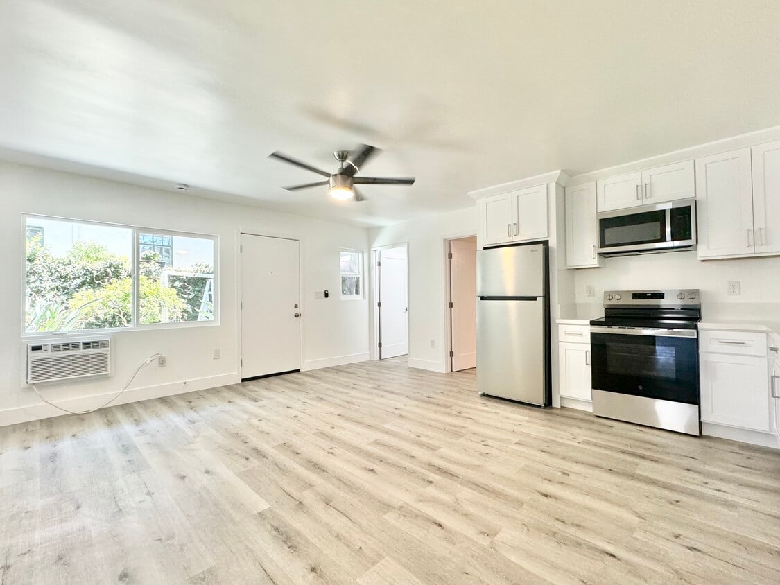 Primary Photo - 816 N Edinburgh Ave