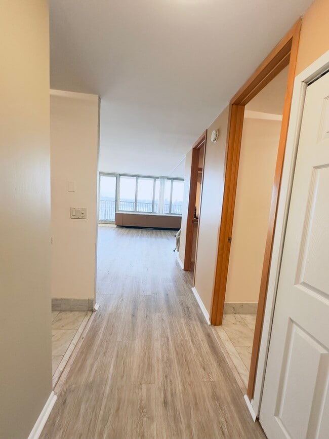 Building Photo - 400 E Randolph St