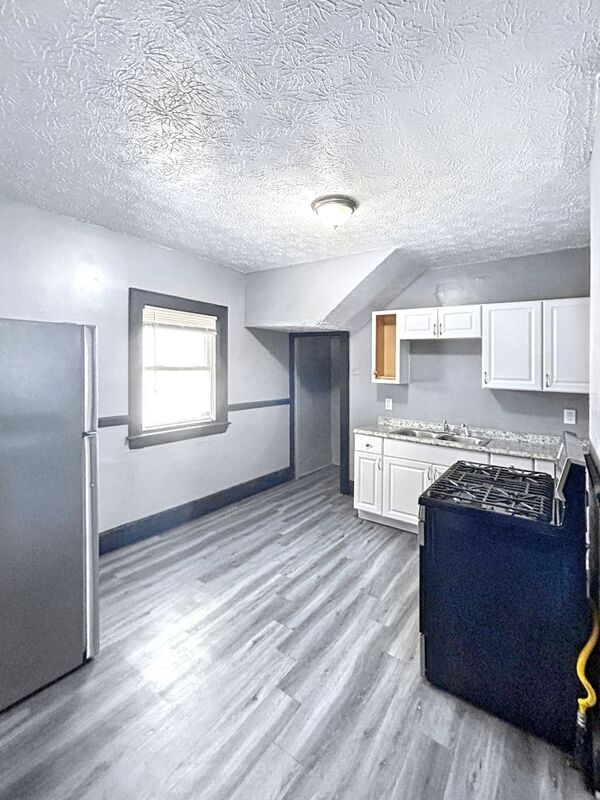 Building Photo - 10721 Columbia Ave