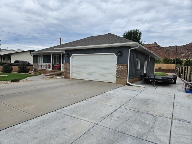 Building Photo - 185 Redview Dr