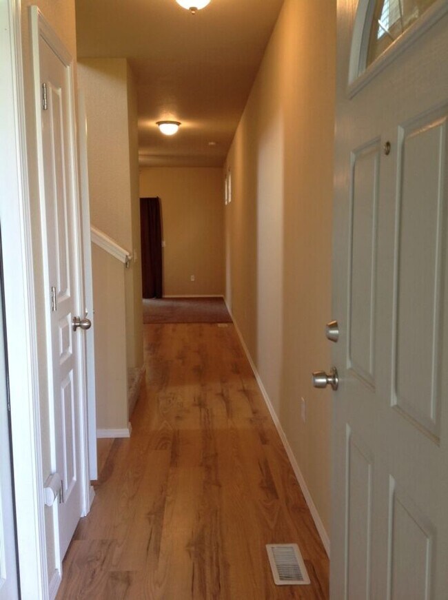Building Photo - Bright and Airy 3 Bedroom Home with High C...