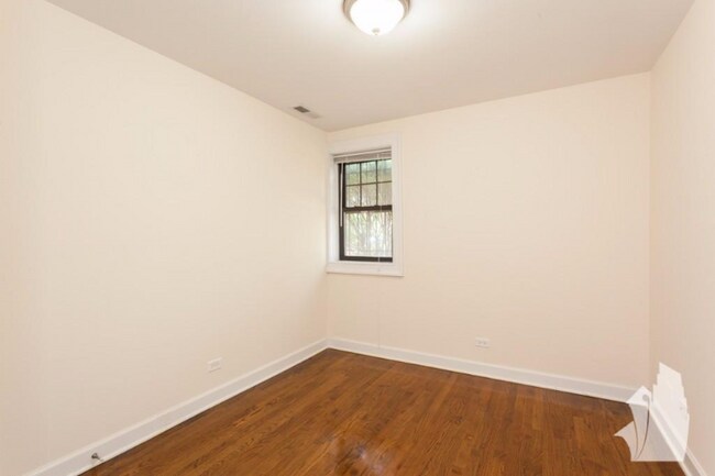 Building Photo - 4653 N Wolcott Ave