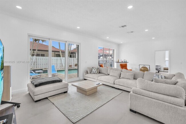 Foto del edificio - 5374 SW 33rd Ave