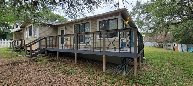 Foto del edificio - 9605 Saugus Ln