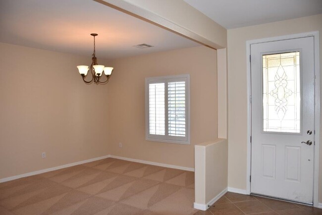 Building Photo - Gorgeous 2 Bedroom + Den Columbia in Sun C...