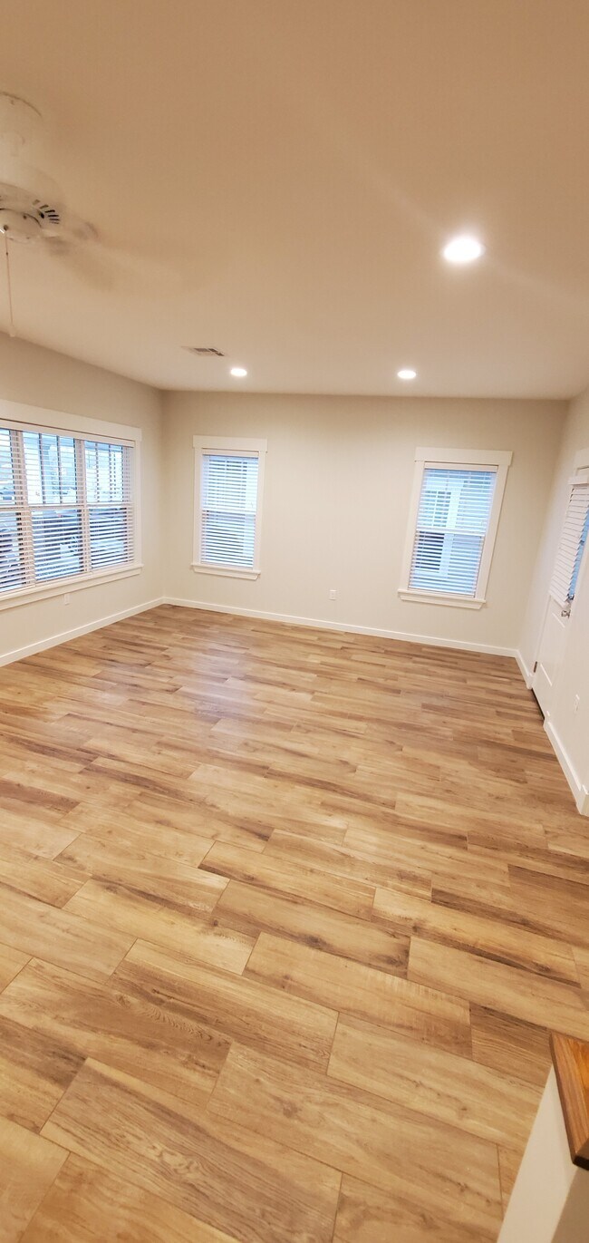 Building Photo - 617 E Center St