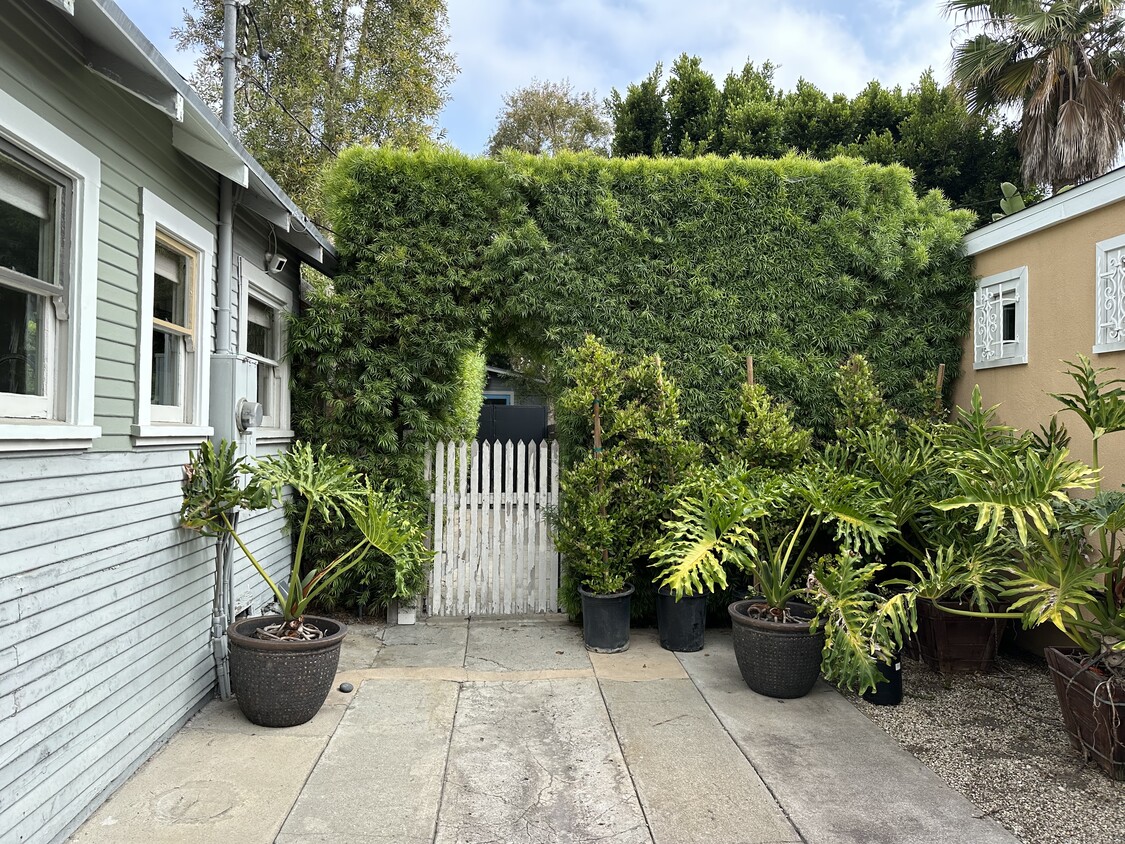 Entrance to Guest House - 6547 Homewood Ave