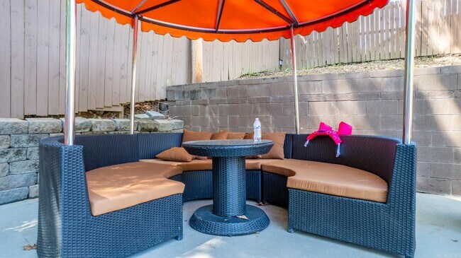 Foto del edificio - 1309 Country Oaks Dr