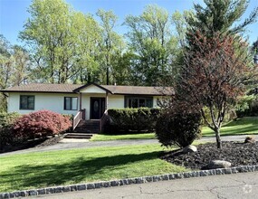 Building Photo - 7 Clearwater Ct