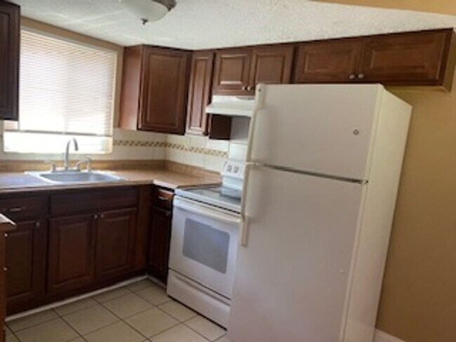 Foto del edificio - 2/1 available now